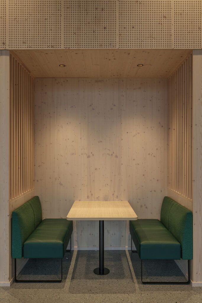 To downlights inne i en sittenisje.