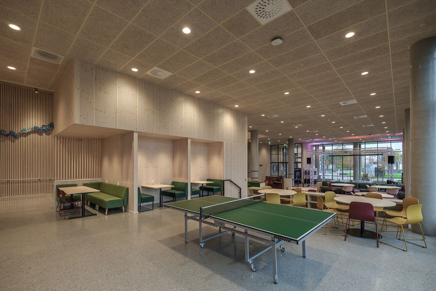 Mange downlights i et tak som lyser ned på et bruksområde inne i Cissi Klein VGS i Trondheim.