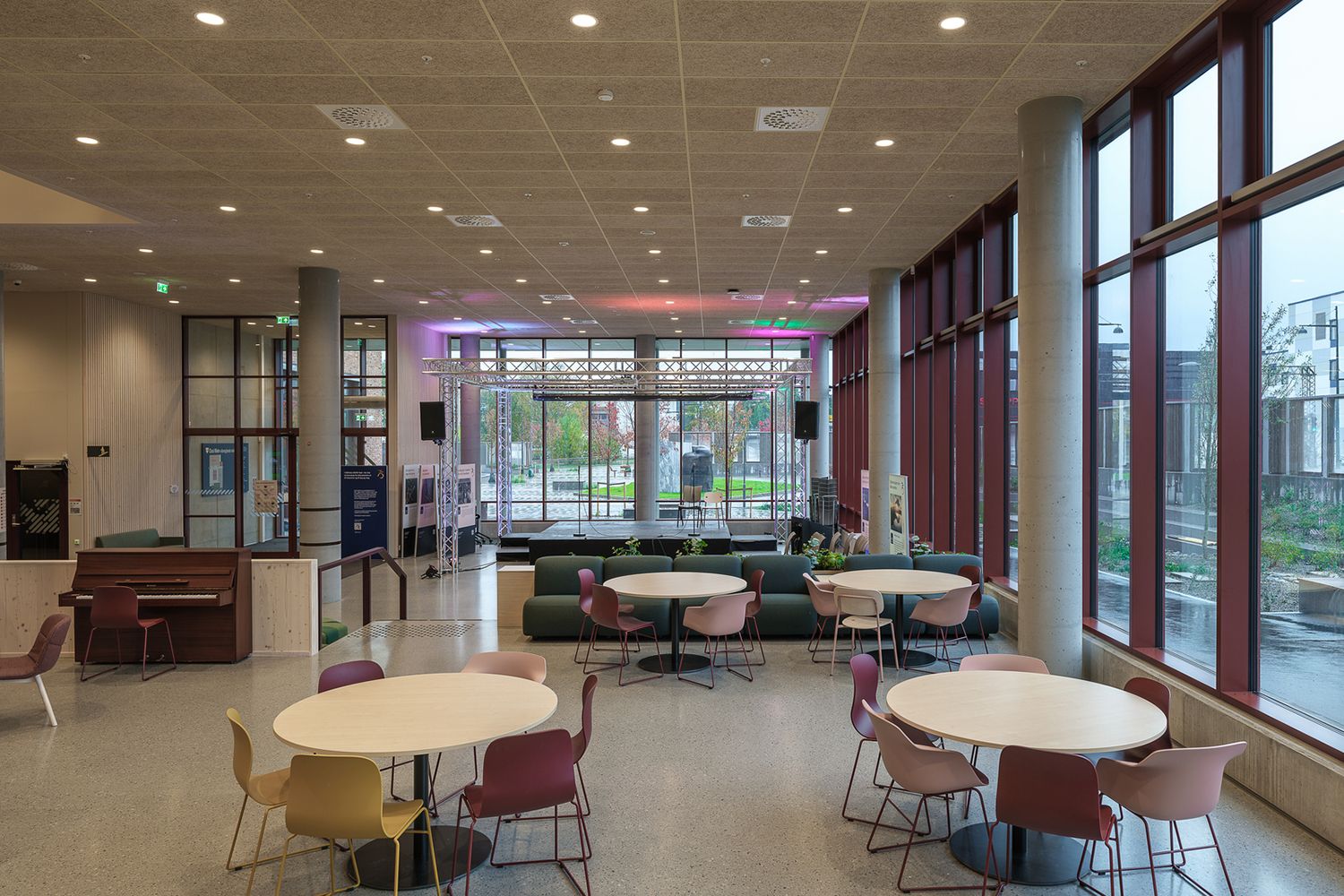 Belyst fellesarealet.