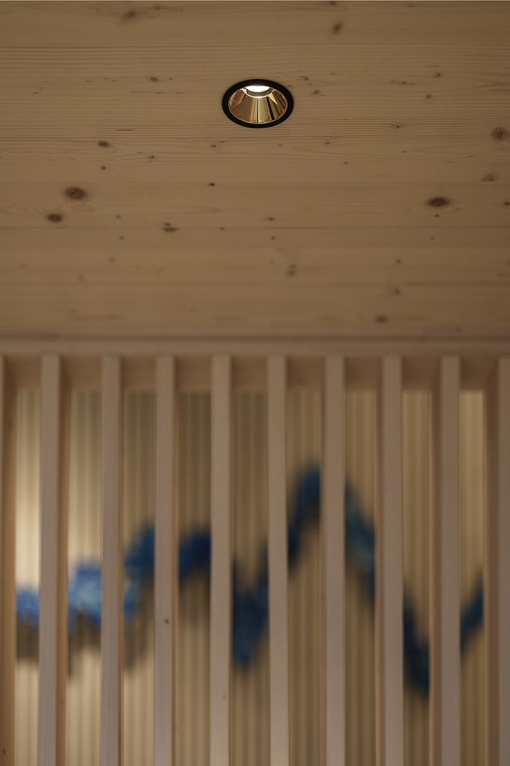 Rund downlight i et tretak.