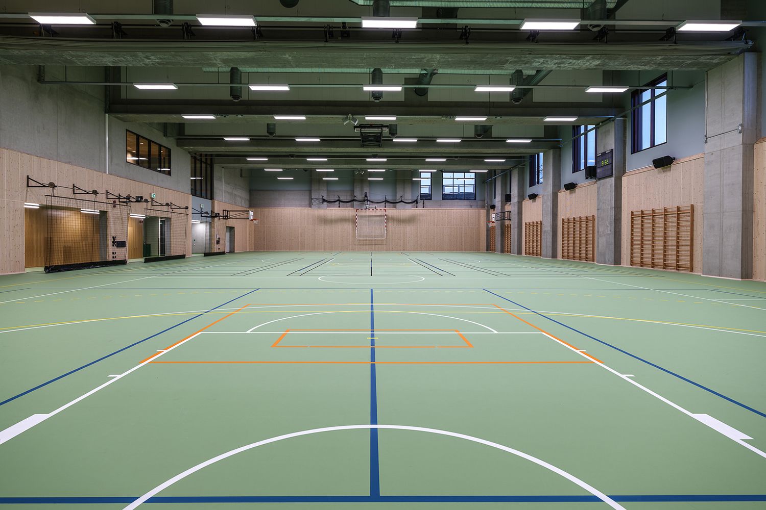 Belyst gymsal i Cissy Klein VGS i Trondheim.