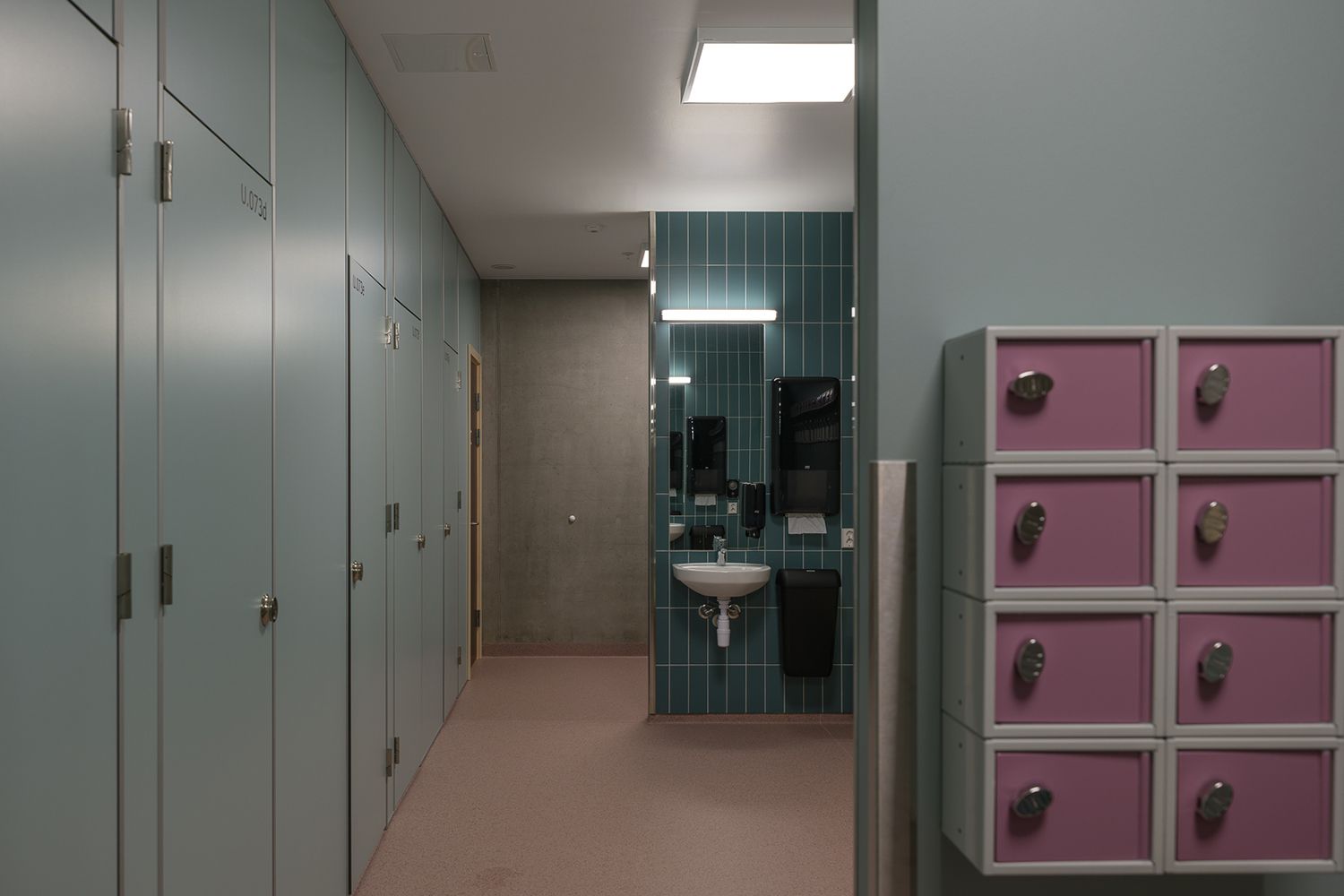 Firkantet lysplate i et omkledningsrom