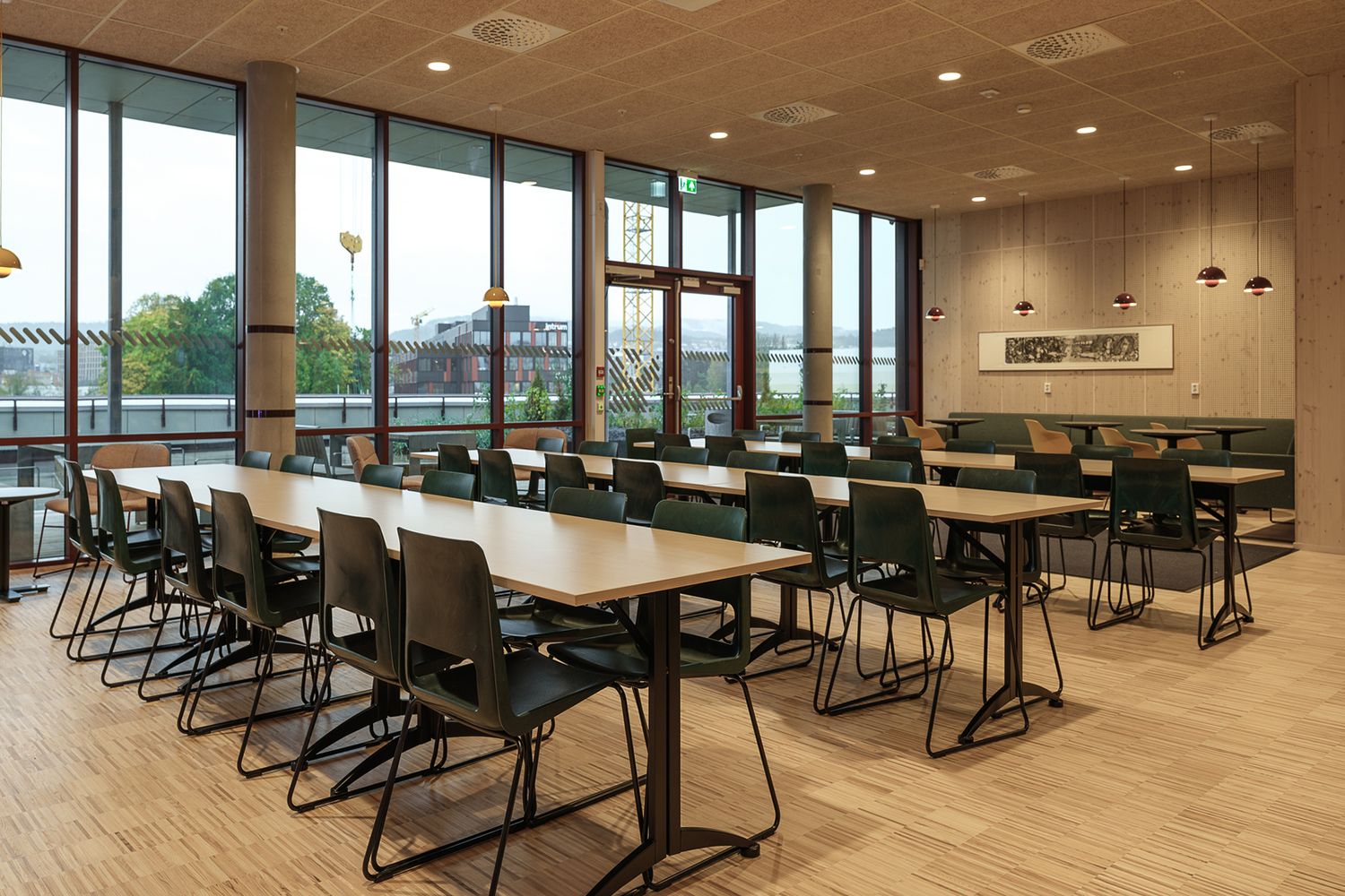 Belyst lesesal i Cissi Klein VGS i Trondheim.