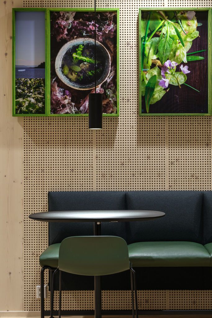 Sort pendel over et bord.