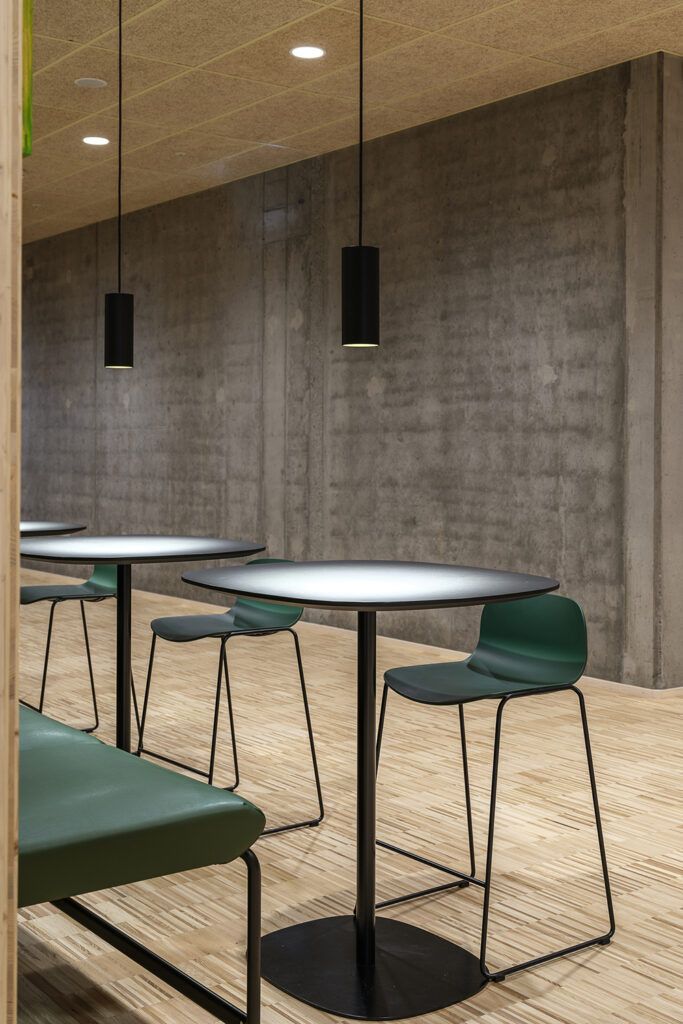 Sorte pendler som henger over runde bord.