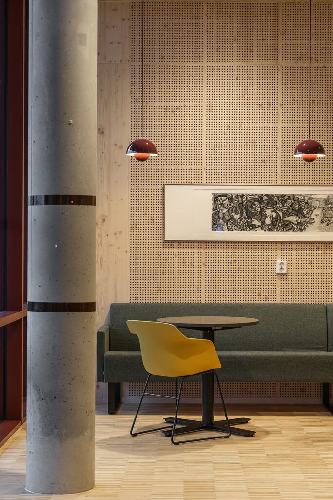 To røde pendellamper som henger ned fra et tak i