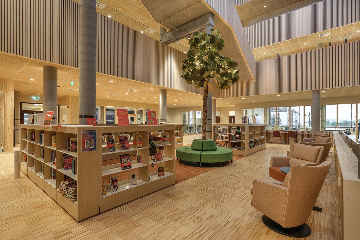 Belysning i tak inne i Cissy Klein VGS i Trondheim.