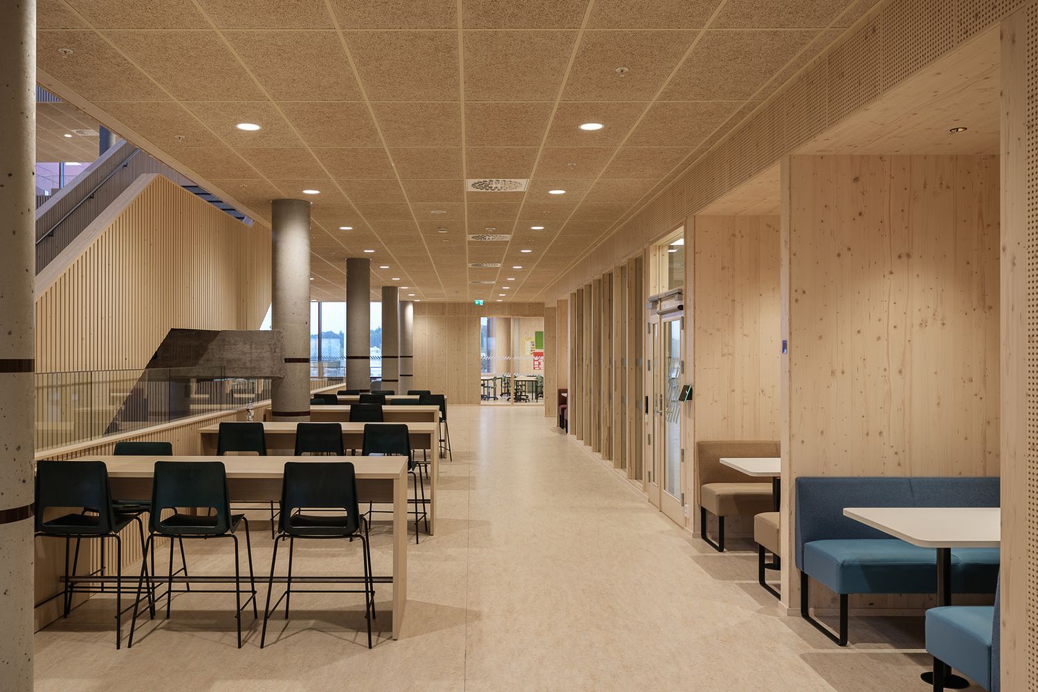 Flere downlight i et tak.