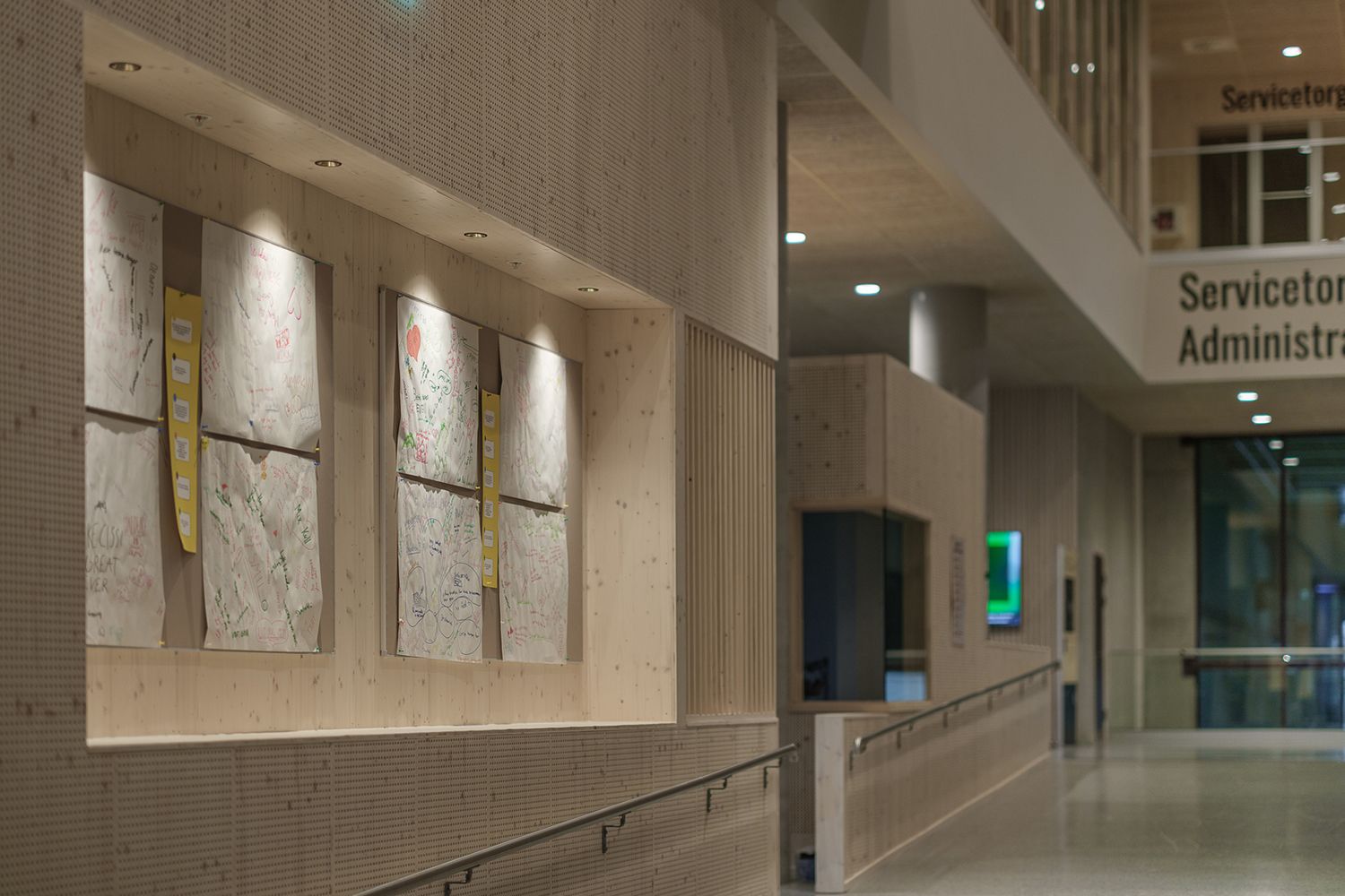 Belyst kunstverk i Cissi Klein VGS i Trondheim