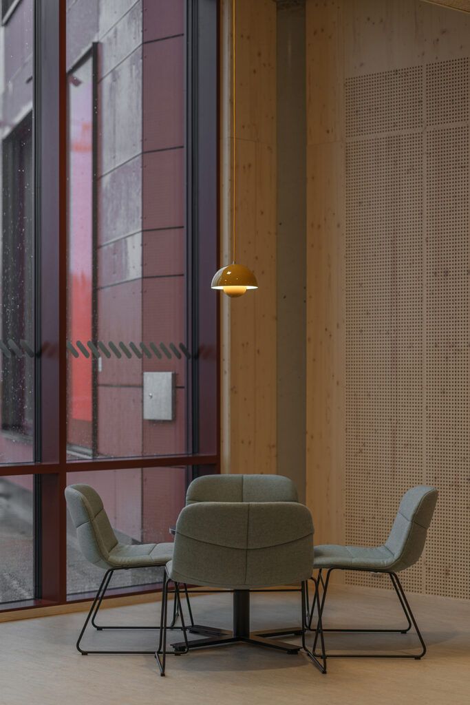 Gul pendel over et bord.