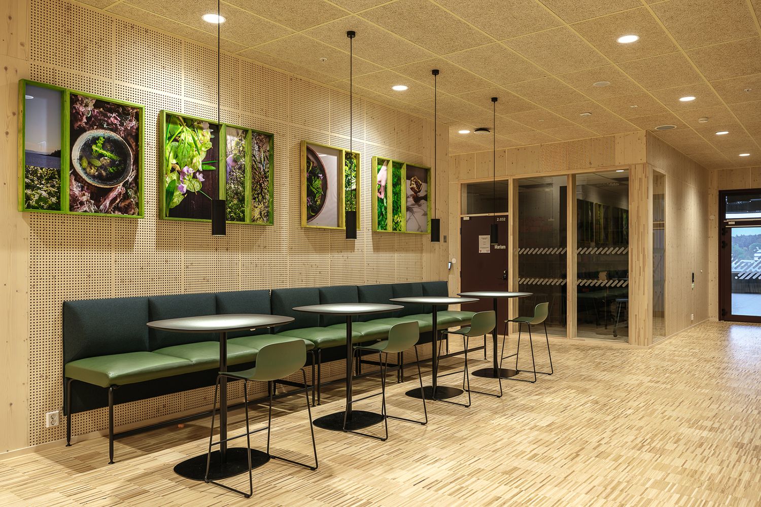 Felles belyste sittearealer.