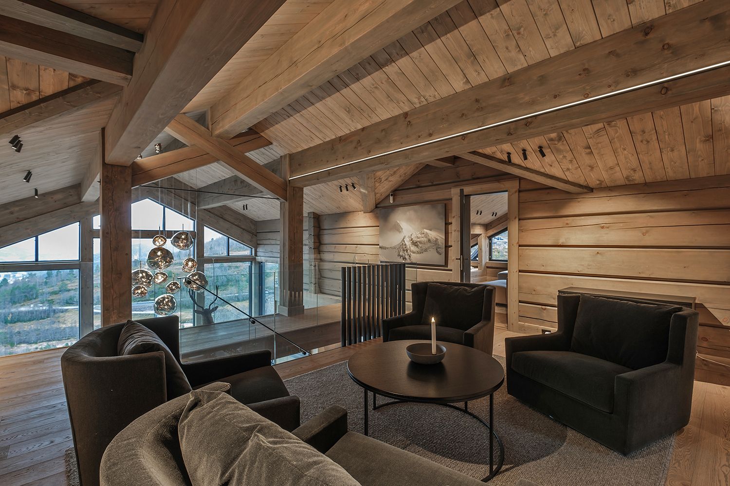 Loftstue med ulik type belysning i Orretunet hytte på Strandafjellet.