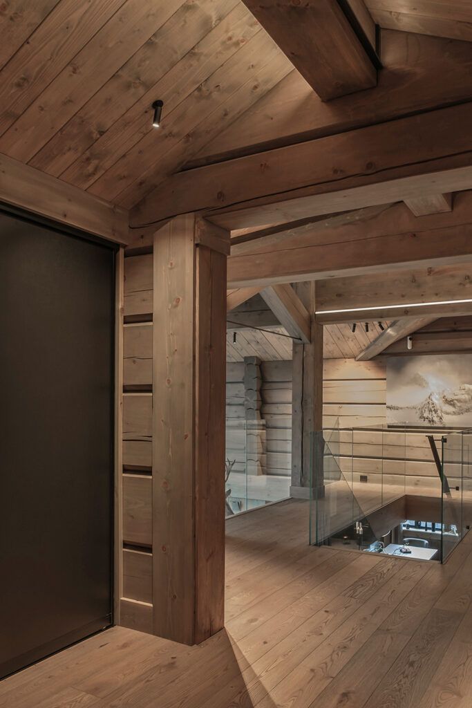 En sort spot fra Deltalight i et skråtak.