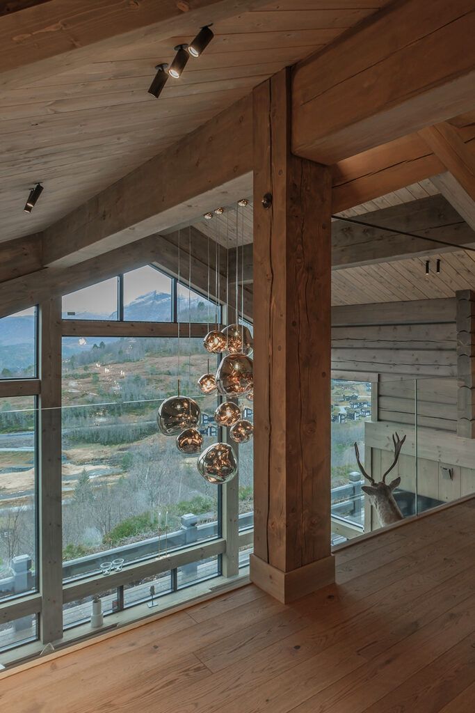 Sorte spotter i et skråtak.