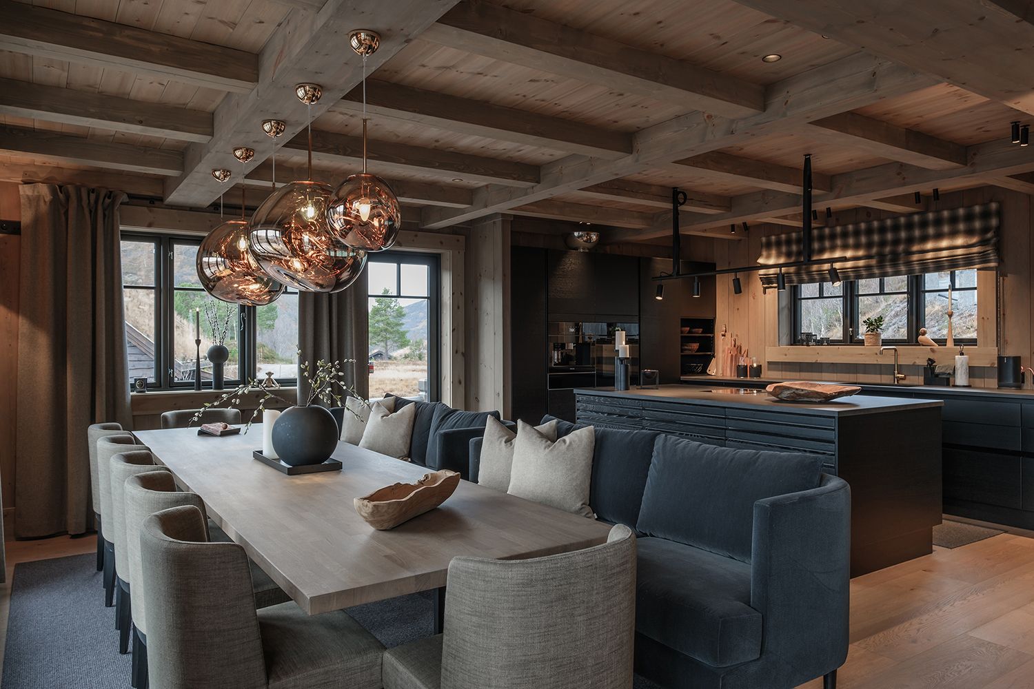 Åpen kjøkken og stueløsning med belysning.