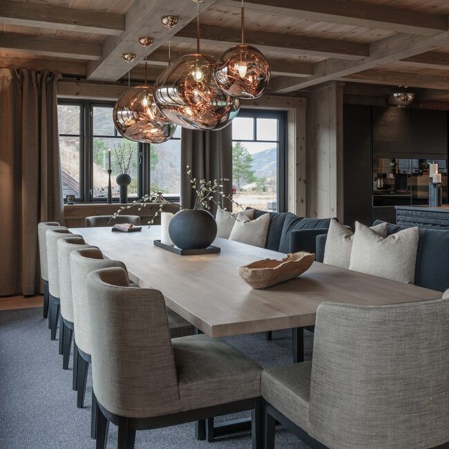 Runde glasspendler over et spisebord.