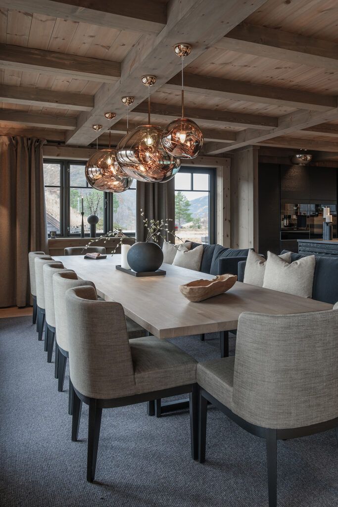 Runde glasspendler over et spisebord.