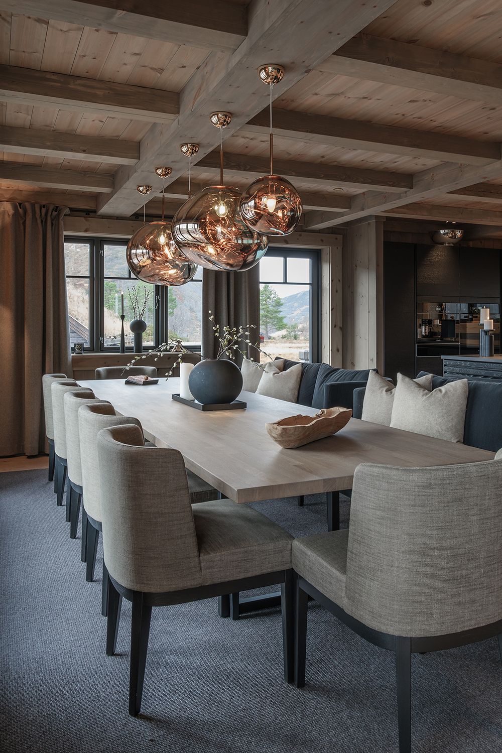 Runde glasspendler over et spisebord.