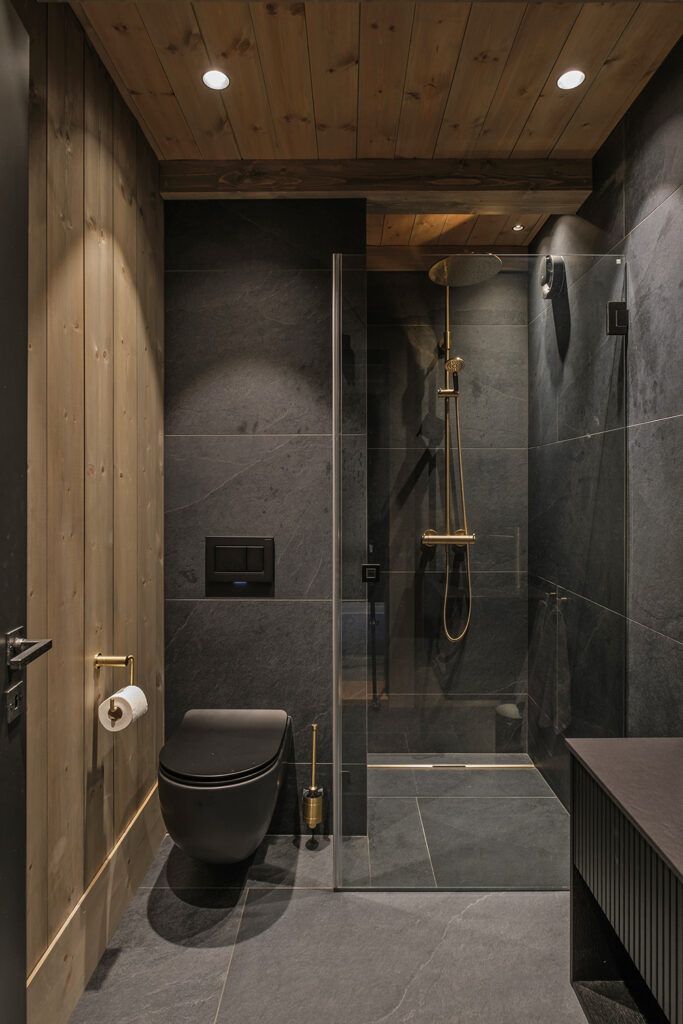 Baderom med innfelte downlights i taket.