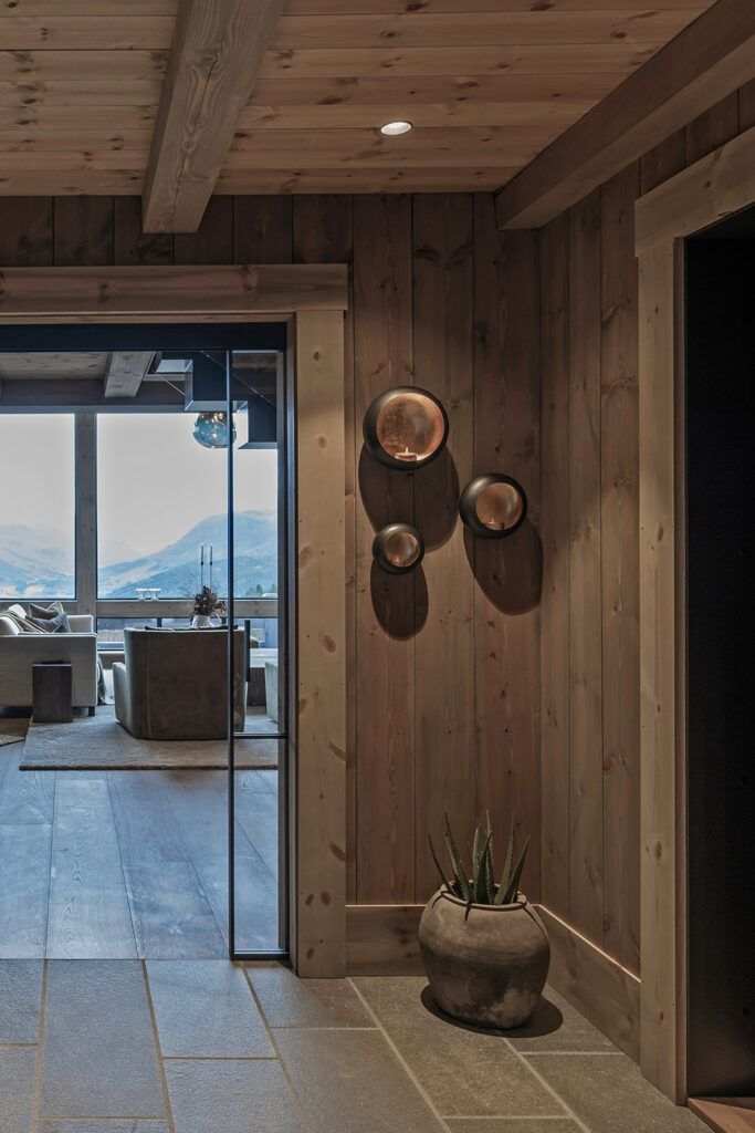 Downlight i et hjørne i et tak i gangen.