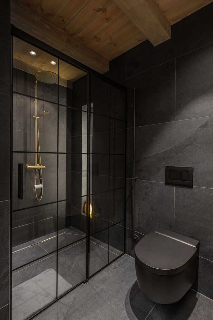 Dusjnisje med innfelte downlights i taket.