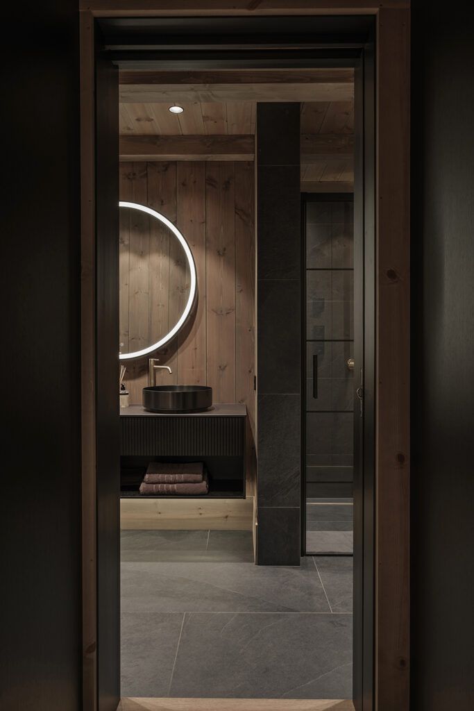 Innsyn til baderom fra gangen.