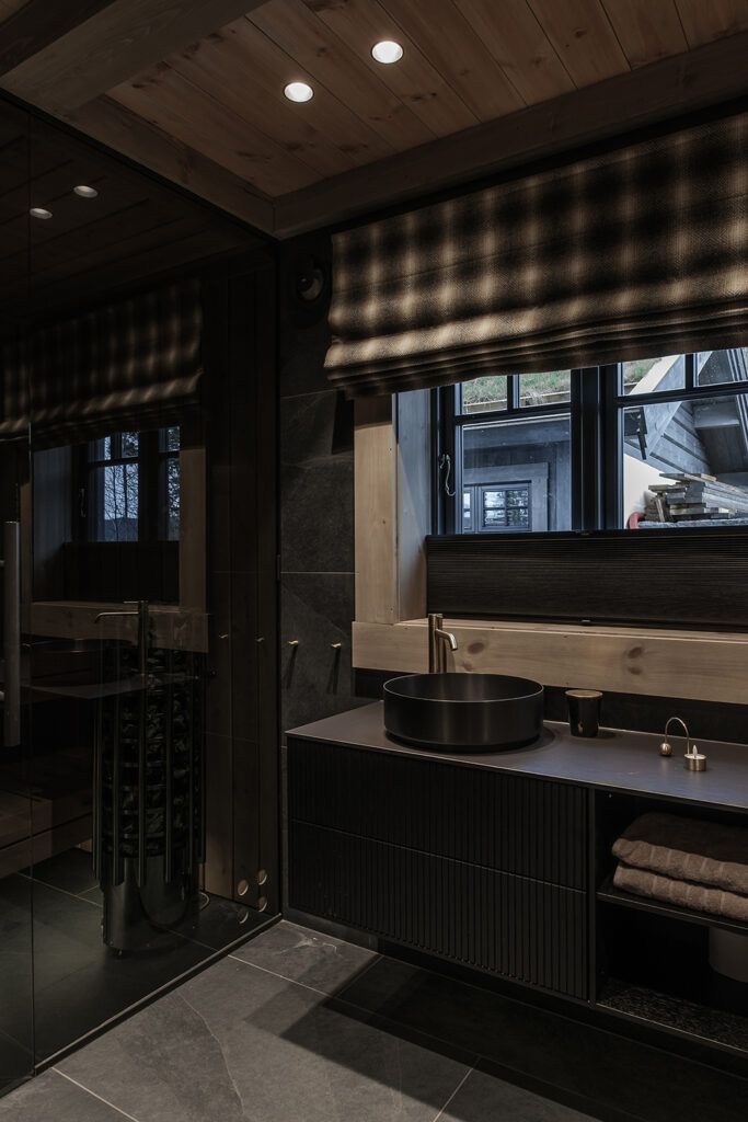 Spotter i taket over en vask inne i et baderom.