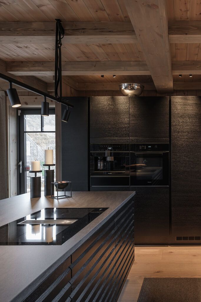 Pendellampe som belyser en kjøkkenbenk i Orretunet hytte på Strandafjellet.