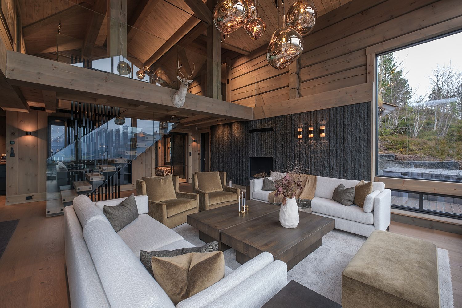 Belyst stur i Orretunet hytte på Strandafjellet.