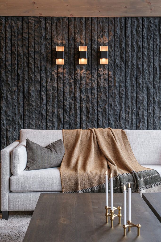 Tre vegglamper fra Deltalight på en murstiensvegg.