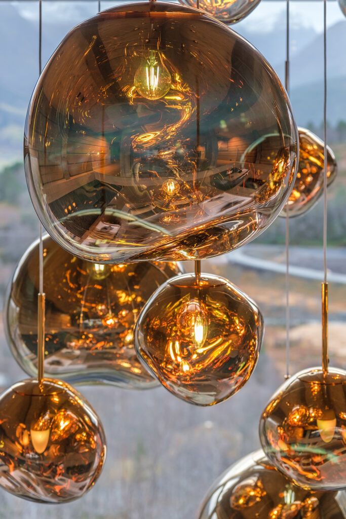 Nærbilde av amberfarget glasskupler i ulike størrelser.