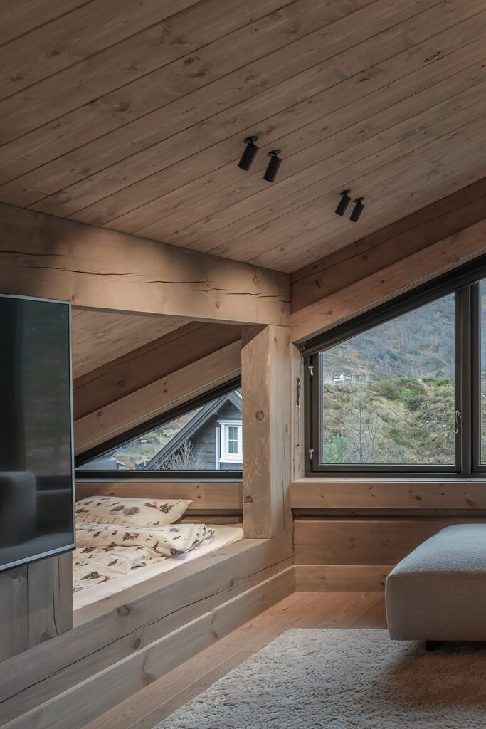 Sorte spotter i et skråtak som belyser innebygget senger.