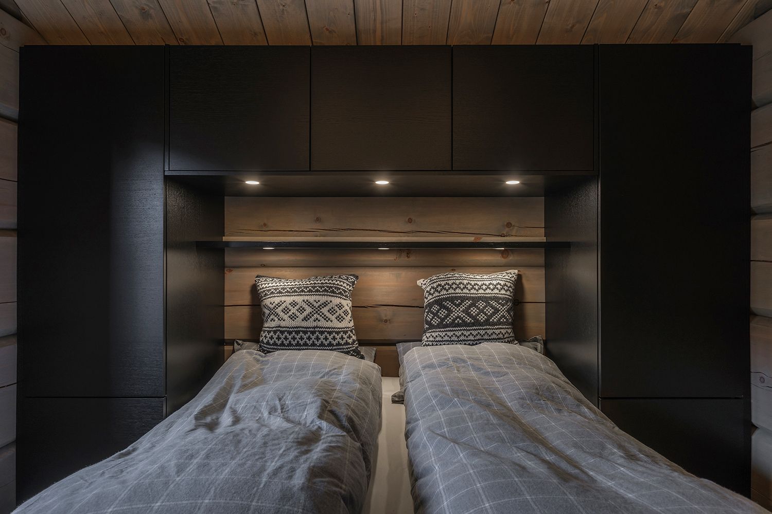 Innebygget dobbelseng med innfelte downlights.