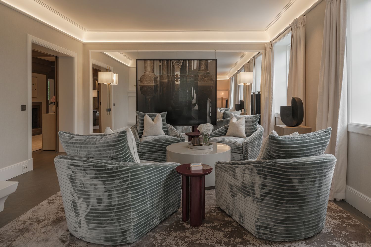 Stue med slepelys mot taket.