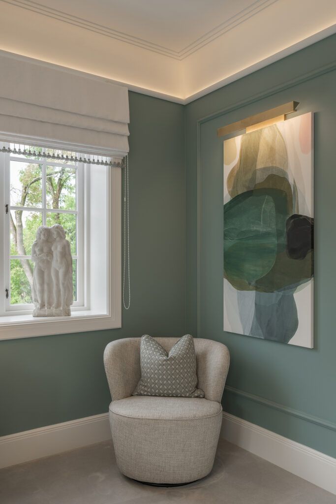 Hjørne i soverom med en hvit stol.