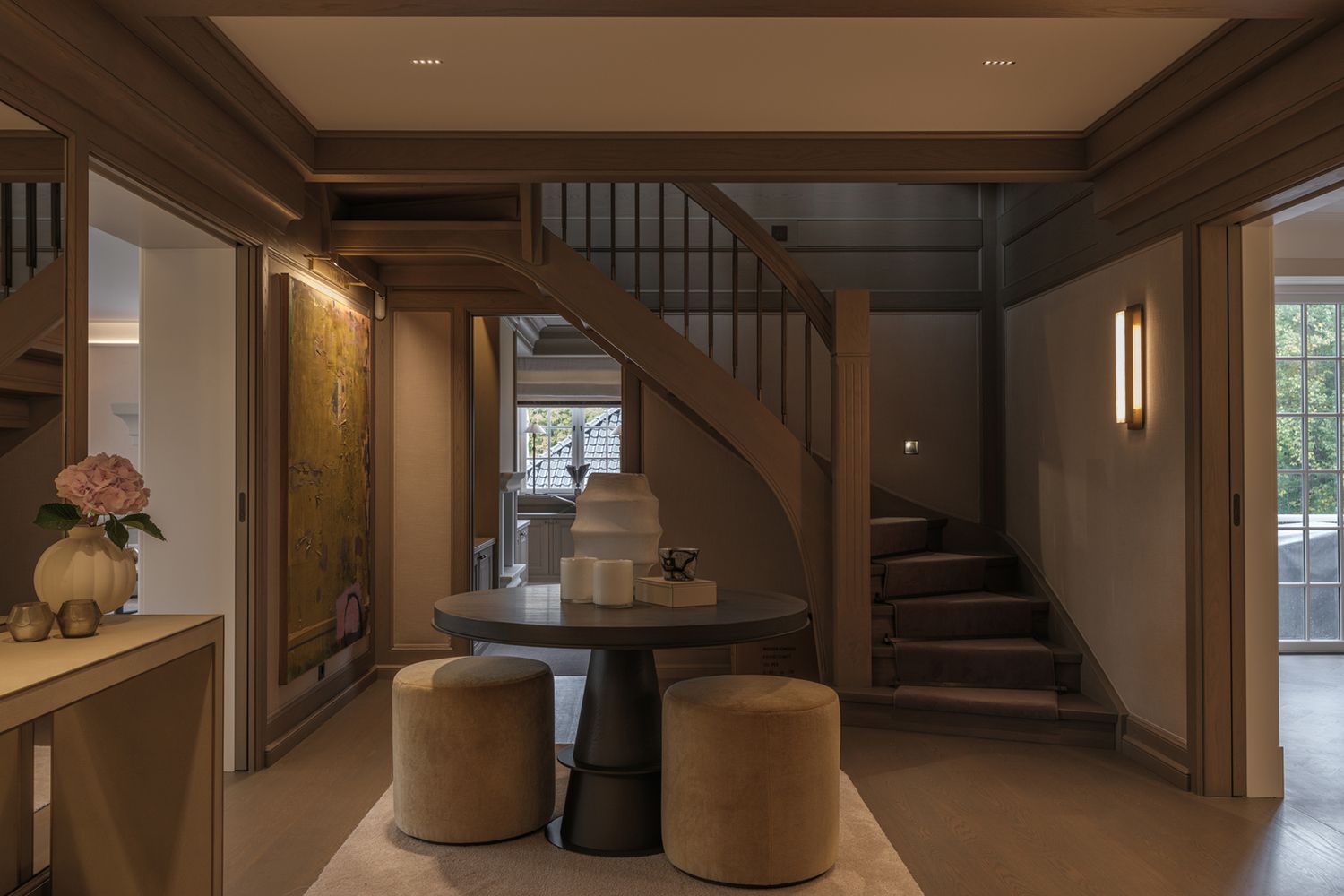 Belysning i tak og på vegg i gang i leilighet i Drammensveien.