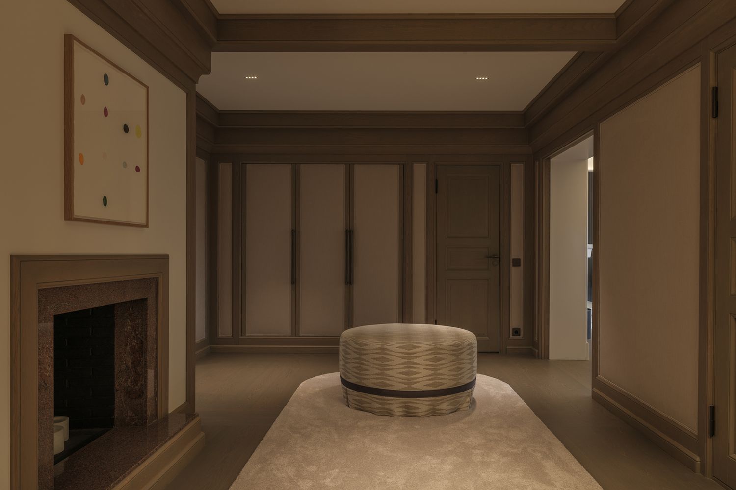 Innfelte downlights i et tak i en stor gang med en puff i midten.