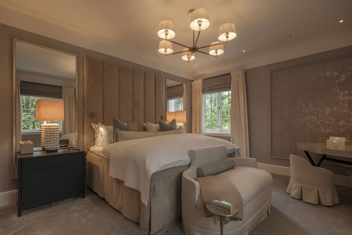 Beige soverom med downlights og lysekrone i taket.