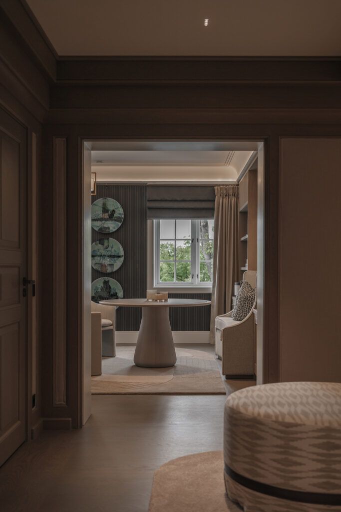 Innfelt downlight i taket mot et annet rom lenger inn.