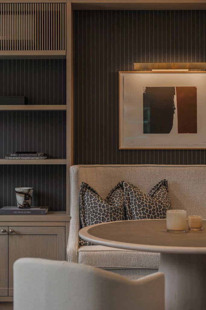 Bildebelysning over kunstverk på vegg.