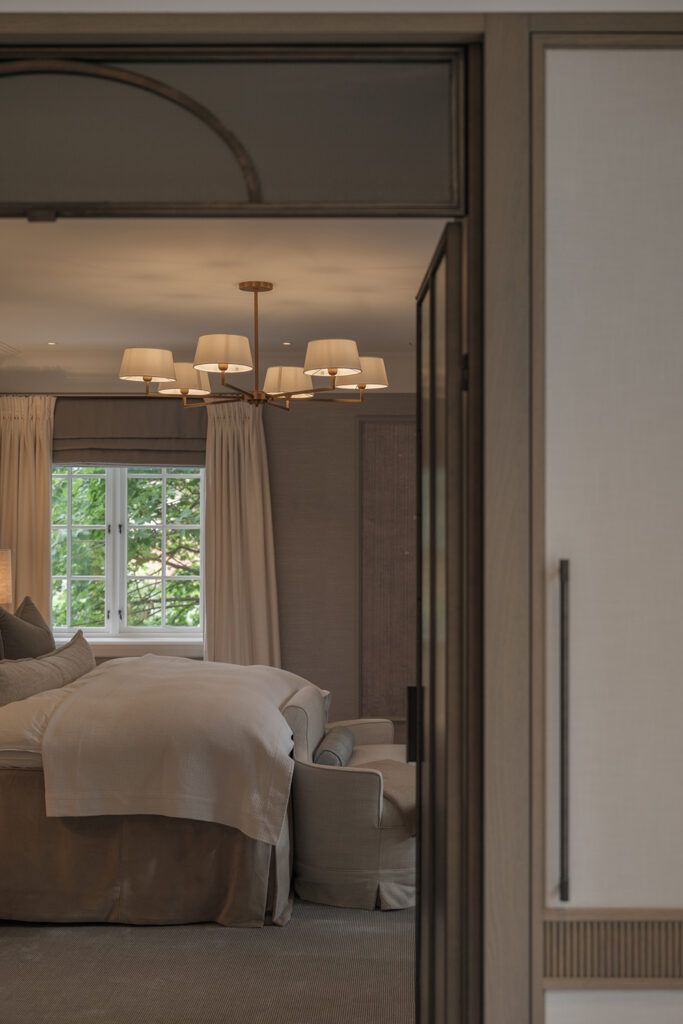 Soverom med stor 5-armet pendel i taket.