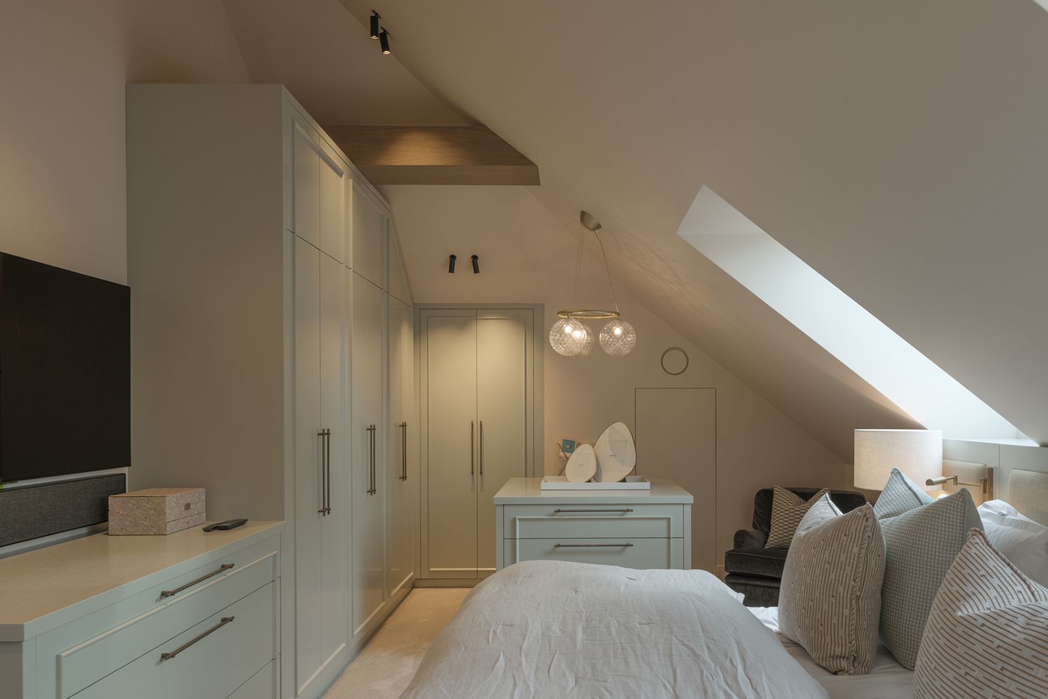 Sover rom med sorte spotter i et skråtak.