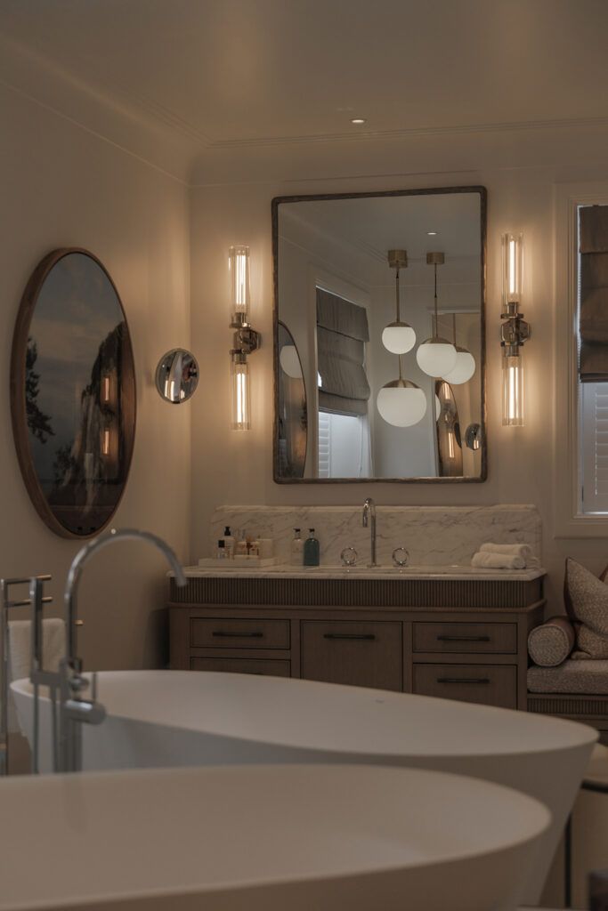 Baderom med klassisk belysning.