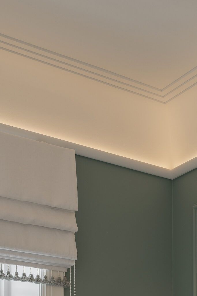 Nærbilde av slepelys mot et hvitt tak som skaper indirekte belysning.