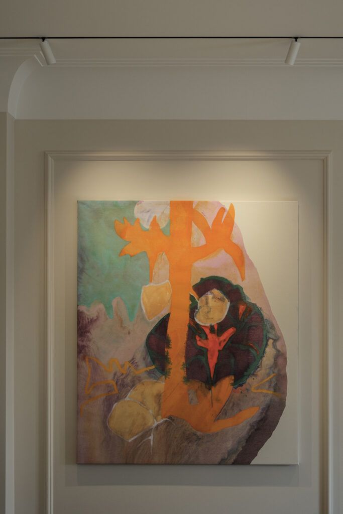 Hvite spotter et et tak som belyser kunst på vegg i leilighet i Drammensveien.