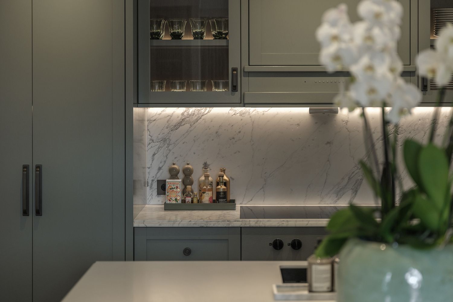 Belysninger under overskap i et kjøkken.