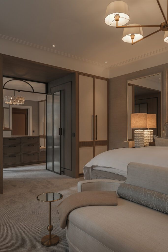 Soverom med ulik belysning i leilighet i Drammensveien.