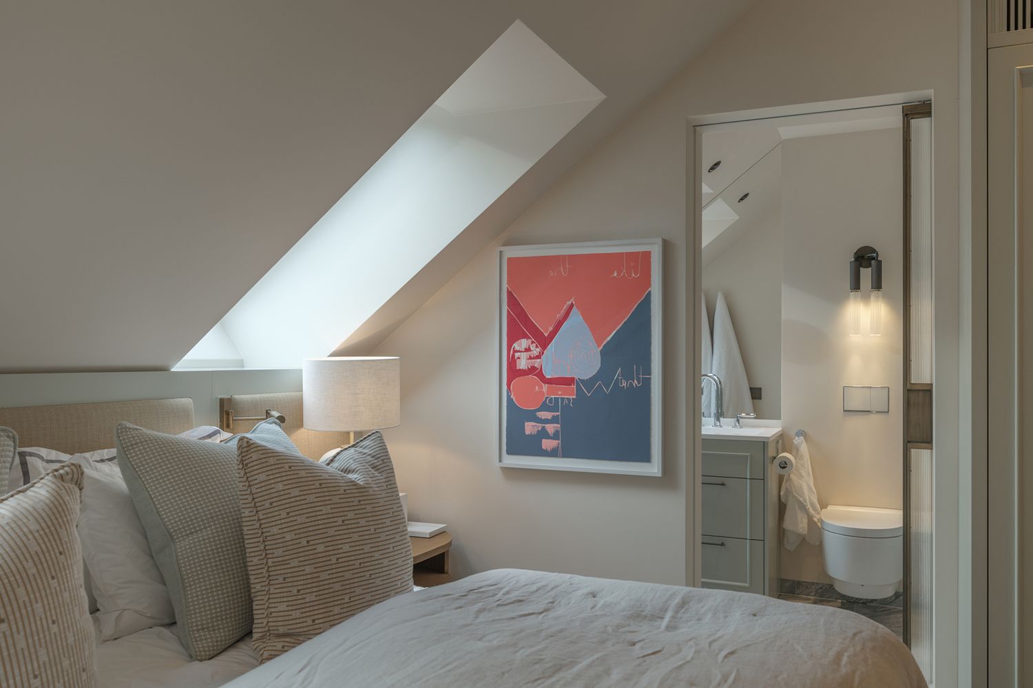 Soverom med skråtak.