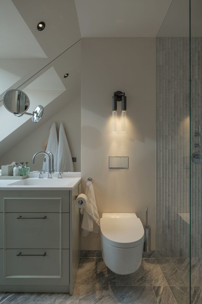 To dekorative vegglamper over et toalett.