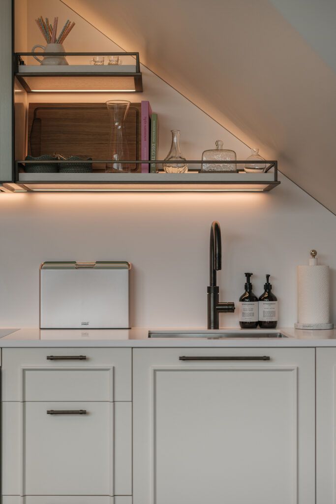 Hyller over kjøkkenbenken med LED-lys under i leilighet i Drammensveien.